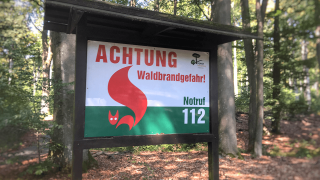 Hinweisschild "Achtung Waldbrandgefahr" in einem Brandenburger Wald © radioeins/Chris Melzer