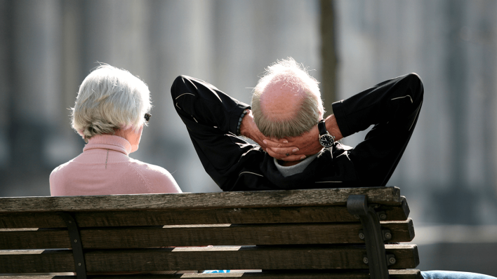 Rentner auf einer Parkbank. © dpa/Stephan Scheuer