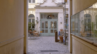 Eingang zum Hof des Heimathafens Neukölln und ded Cafe Rix © imago images/POP-EYE