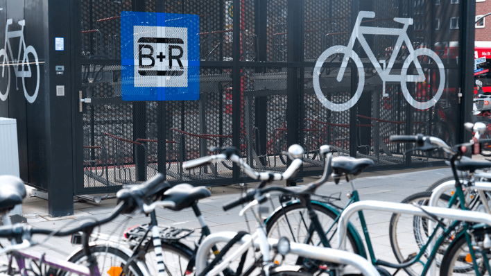 Bike and Ride-Plätze an einem Bahnhof © imago images/Jonas Walzberg