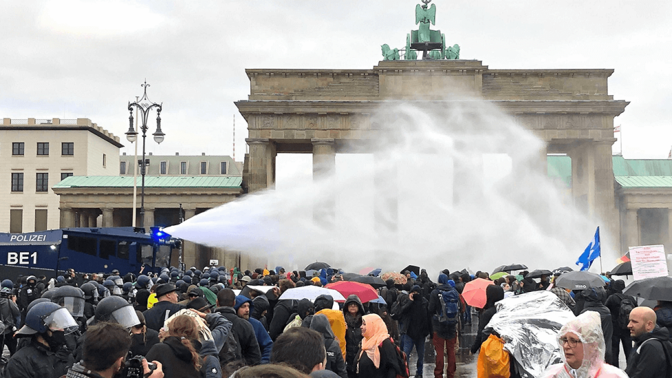 Die Polizei setzt bei einer Demonstration gegen die Corona-Einschränkungen der Bundesregierung am Brandenburger Tor Wasserwerfer ein © dpa/Andreas Rabenstein