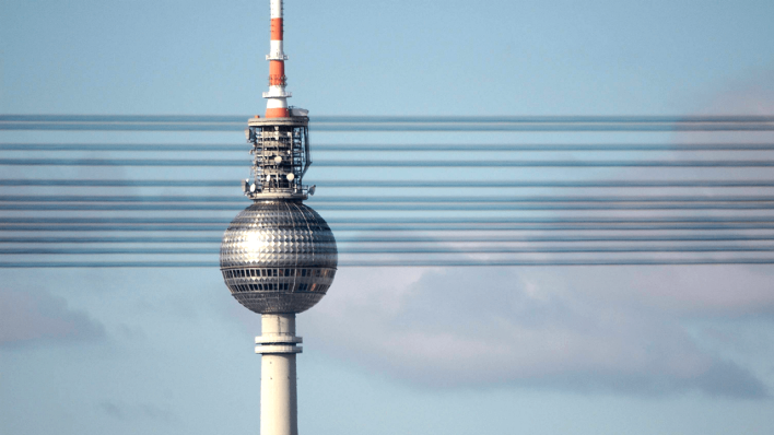 Hochspannungsleitung vor dem Berliner Fernsehturm © imago images/Steinach