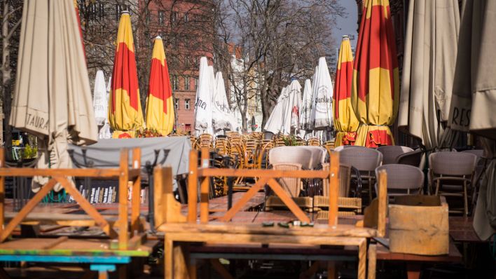 Zusammengeräumte Tische und Stühle stehen am 06.04.2021 vor einem geschlossenem Restaurant in Berlin © imago images/Christian Spicker