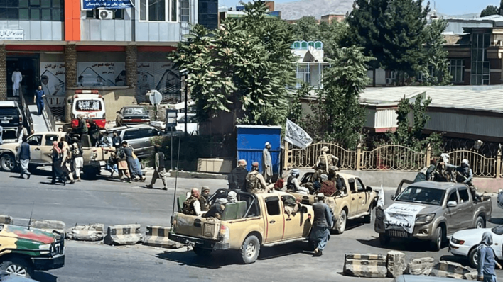 Taliban-Kämpfer patrouillieren an Bord von Polizeifahrzeugen in Kabul © kyodo/dpa
