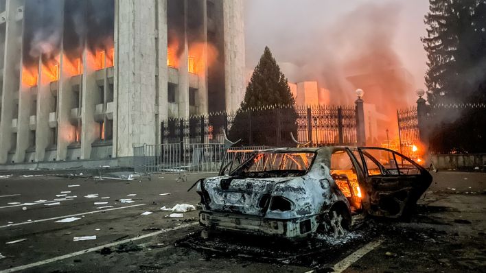 Das Bürgermeisteramt in der Hauptstadt Almaty in Kasachstan geht in Flammen auf. (Bild: picture alliance/dpa/TASS | Valery Sharifulin)