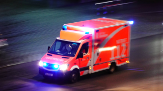 Ein Rettungswagen der Berliner Feuerwehr im Einsatz © imago images/Frank Sorge