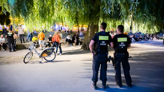Polizisten patrouillieren am 22.07.2022 im James-Simon-Park im Berliner Bezirk Mitte © dpa/Christoph Soeder