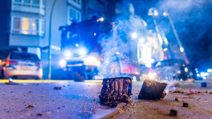 Abgebrannte Feuerwerkskörper liegen am 01.01.2023 auf der Straße © imago images/Marius Schwarz