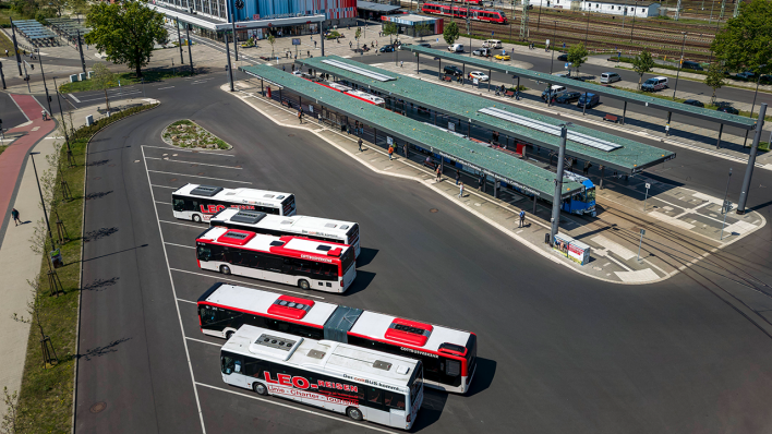 Busse und Züge am Verkehrsknotens am Cottbuser Bahnhof © IMAGO / Rainer Weisflog
