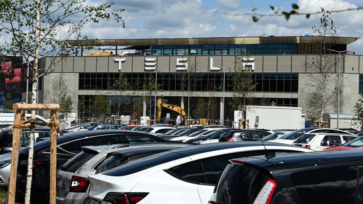 Blick auf das Werk der Tesla Gigafactory Berlin-Brandenburg vom US-Elektroautobauer Tesla © dpa/Jens Kalaene