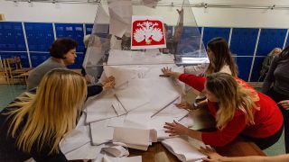 Wahlhelfer leeren am 15.10.2023 eine Urne mit Stimmzetteln in Warschau © imago images/ZUMA Wire
