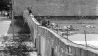 Volkspolizisten und Arbeiter der DDR beim Errichten der Berliner Mauer am 06.10.1961 im Norden Berlins an der Grenze zum westberliner Bezirk Reinickendorf. (Quelle: dpa)