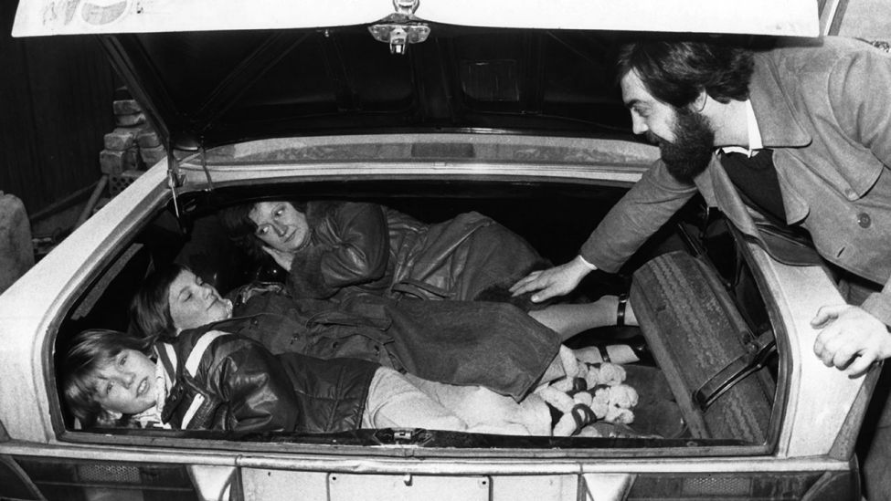 Eine Frau und zwei Kinder liegen im Kofferraum eines Autos, 1976 (Quelle: dpa)