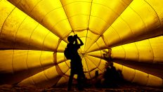 Bildergalerien-Symbolbild: Ein Mann fotografiert das Innenleben eines Heißluftballons (Quelle: dpa)