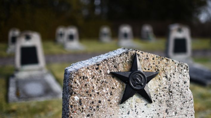 Kriegsgräber gefallener russischer Soldaten auf der Gedenkstätte Seelower Höhen in Seelow in Brandenburg, aufgenommen am 20.02.2015 (Quelle: dpa)