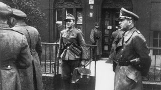 Die deutsche Delegation unter Generalleutnant Hans Krebs (re.) vor dem Haus Schulenburgring 2, dem Sitz des sowjetischen Stabes, kurz vor der Rückfahrt zum Bunker der Reichskanzlei. (Quelle: dpa)