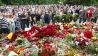 Zahlreiche Menschen besuchen am 08.05.2015 in Berlin das Sowjetische Ehrenmal an der Straße des 17. Juni und legen Blumen ab. (Quelle: dpa)