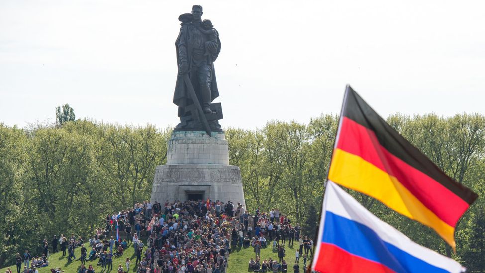 Zahlreiche Menschen gedenken am 09.05.2015 in Berlin am Sowjetischen Ehrenmal in Treptow dem Kriegsende. (Quelle: dpa)