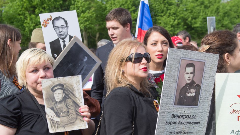 Angehörige von im Zweiten Weltkrieg gefallenen russische Soldaten gedenken am 09.05.2015 in Berlin am Sowjetischen Ehrenmal in Treptow dem Kriegsende. (Quelle)