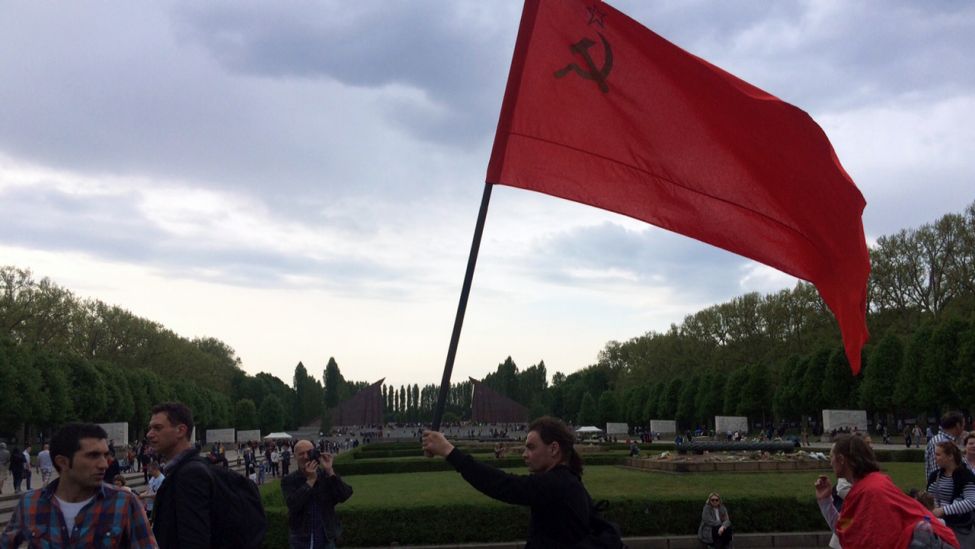 Menschen versammeln sich am 09.05.2015 am sowjetischen Ehrenmal in Treptow, um an das Ende des Zweiten Weltkriegs zu erinnern. (Quelle: rbb/Jörg Albinsky)