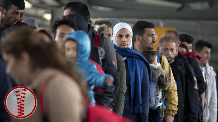 Flüchtlinge kommen am Bahnhof des Flughafen Berlin-Schönefeld an (Quelle: imago/Christian Thiel)