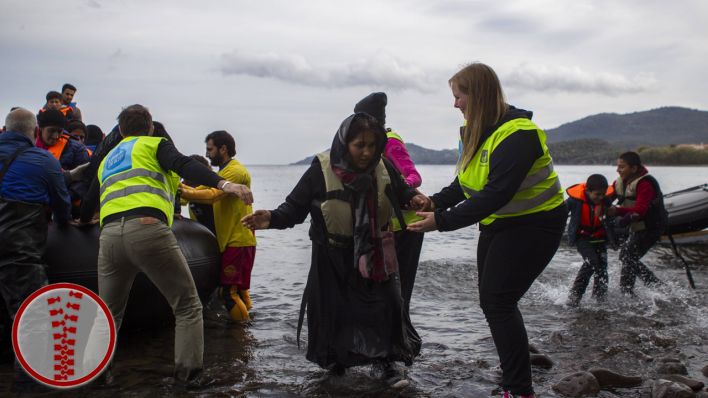 Freiwillige helfen Flüchtlingen (Quelle: imago/ZUMA Press)