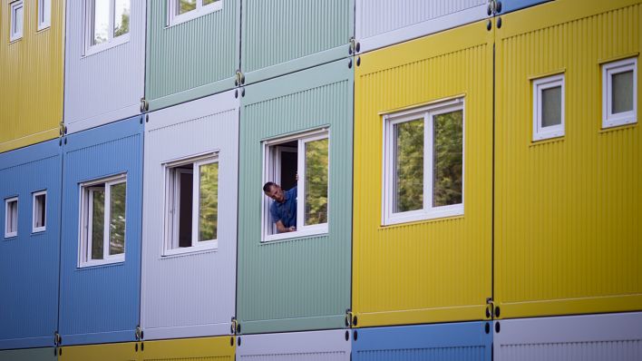 Letzte Arbeiten erledigt ein Hausmeister einer Wohncontainer-Unterkunft für Flüchtlinge. (Quelle: dpa)