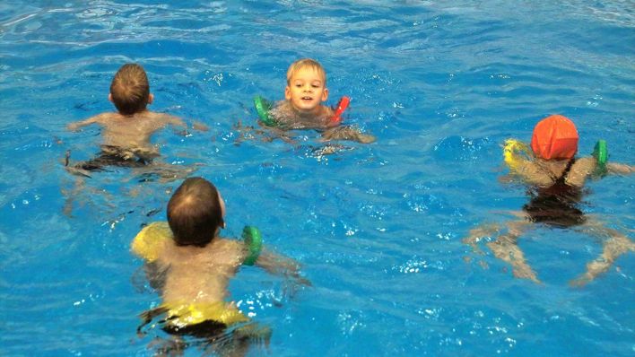 Kinder beim Schwimmunterricht (Quelle: imago/Margit Brettmann)