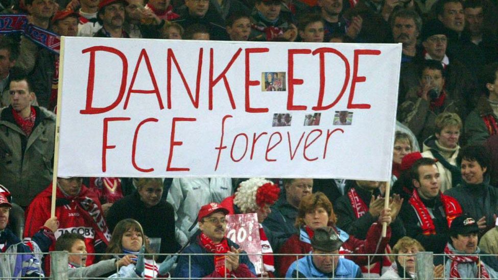 Cottbuser Fans bedanken sich beim entlassenen Eduard Geyer mit dem Schriftzug: "Danke Ede FCE forever" (Quelle: imago/Höhne)
