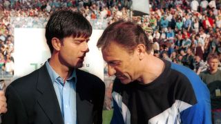 Joachim Löw (li., Stuttgart) und Eduard Geyer (Cottbus) beim Pokalfinale 1997 (Quelle: Imago/ Contrast)