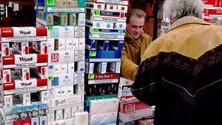 Auf dem Markt im polnischen Osinow Dolny nahe der deutschen Grenze verkauft ein Händler Zigaretten (Quelle: Patrick Pleul/dpa)