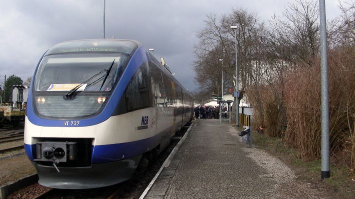 Ein Talent-Zug der Niederbarnimer Eisenbahn (NEB) bei seiner ersten Fahrt im März 2016 im Bahnhof von Rheinsberg (Quelle: Johannes Frewel)