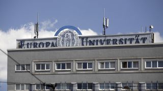 Außenfassade der Europa Universität Frankfurt/Oder mit Schriftzug (Quelle: imago)
