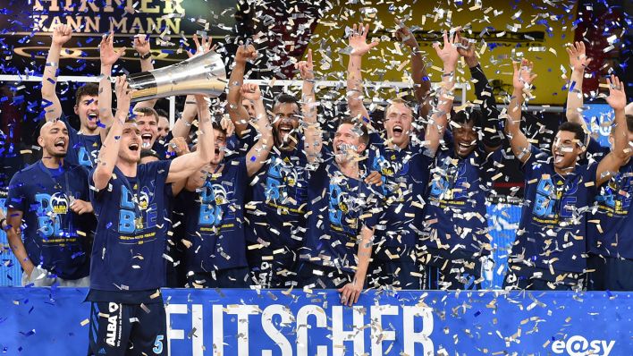 Die Mannschaft von Alba Berlin bejubelt den Gewinn er deutschen Meisterschaft. Foto: Christof Stache/AFP-Pool/dpa