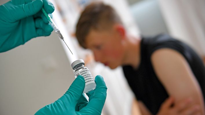 "Jugendlicher (14 Jahre alt) vor Impfung"; © Frank Hoermann / SVEN SIMON /dpa