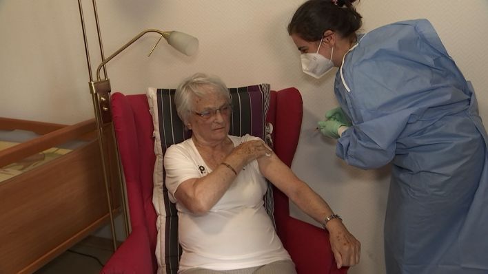 Die 82-jährige Bärbel G. erhält als erste Berlinerin die dritte Impfung gegen Corona. Bild: rbb