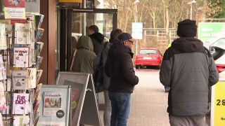 Lange Wartezeiten bei der Post-Annahmestelle in Zehlendorf. Bild: rbb