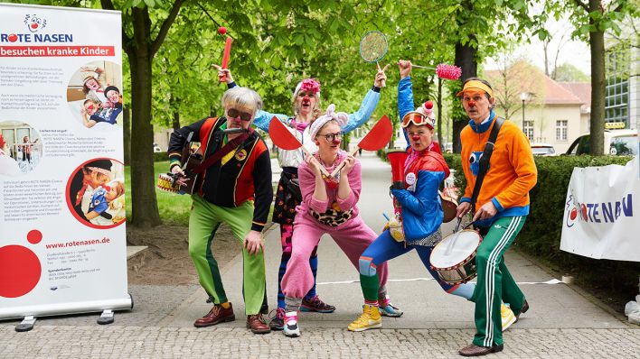 "Startschuss für bundesweiten Clown-Staffellauf durch Kliniken und Pflegeeinrichtungen"; © Gregor Zielke / ROTE NASEN Deutschland e. V.