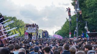 "Unter dem Motto 'Rave the Planet' zieht im Julli 2022 eine Parade aus Technofans tanzend auf der Straße des 17. Juni vorbei."; © dpa/ Jörg Carstensen