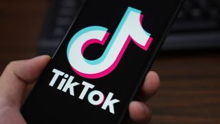 "Ein TikTok-Logo auf dem Bildschirm eines Smartphones"; © dpa/ Sheldon Cooper
