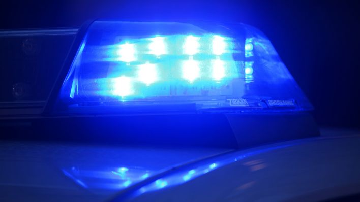 "Ein Blaulicht blinkt an einem Polizeiwagen im Einsatz"; © dpa/ Wolfram Steinberg