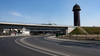 "Autofrei sind die Fahrspuren vom Markgrafendamm am Bahnhof Ostkreuz mit dem Wasserturm"; © dpa/ Jens Kalaene