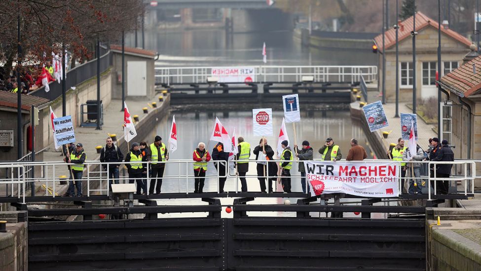 Schleusenwärter demonstrierten am 28.02.2013 in Berlin auf der Schleuse am Mühlendamm (Quelle: dpa)