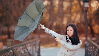 Frau mit Regenschirm im Sturm, Foto: colourbox.de