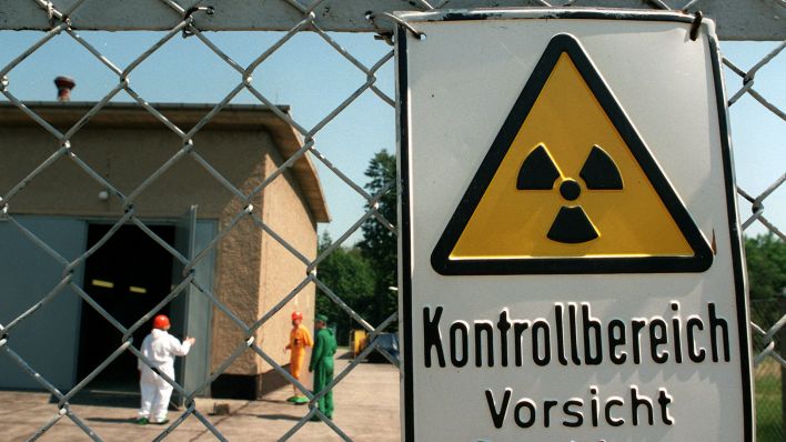 Zaun mit Warnhinweis am ehemaligen Kernkraftwerk Rheinsberg (Bild: picture-alliance/ ZB | Jens Kalaene)