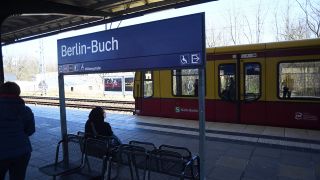Eine S-Bahn fährt in den Bahnhof Berlin-Buch ein. (Quelle: imago-images/Klaus Martin Höfer)