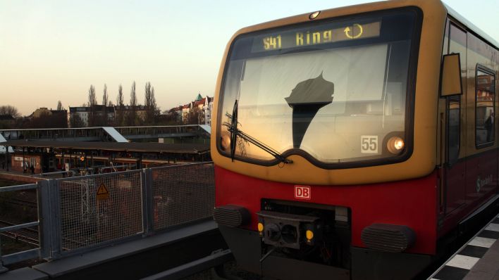 Die S41 Ringbahn fährt in den S-Bahnhof Ostkreuz ein, Foto: IMAGO / Marius Schwarz