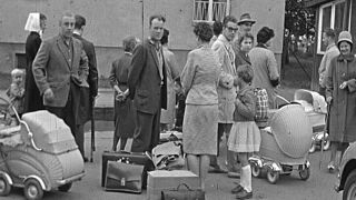 Fluchtwelle aus der DDR, Menschen vor dem Notaufnahmelager in Marienfelde. Quelle: rbb