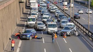 Klimaktivisten der Gruppe Letzte Generation bei einer Blockade auf der Berliner Stadtautobahn, Foto: dpa/Marc Vorwerk/SULUPRESS.DE