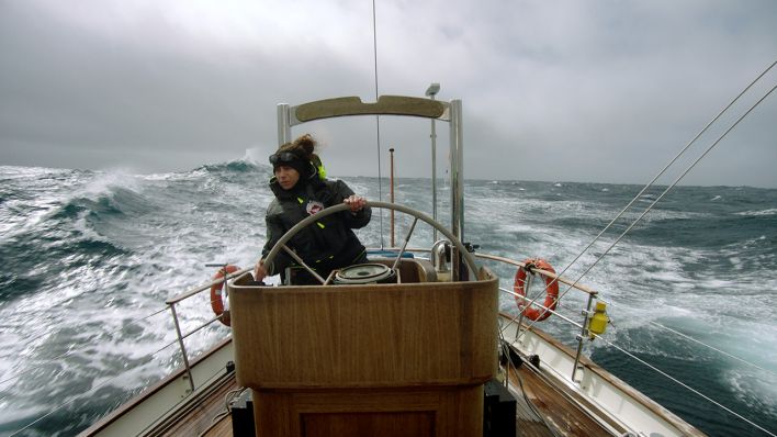 Kapitän Hayat Mokhenache überquert den Atlantik; Quelle: rbb/Ma.ja.de Filmproduktions GmbH